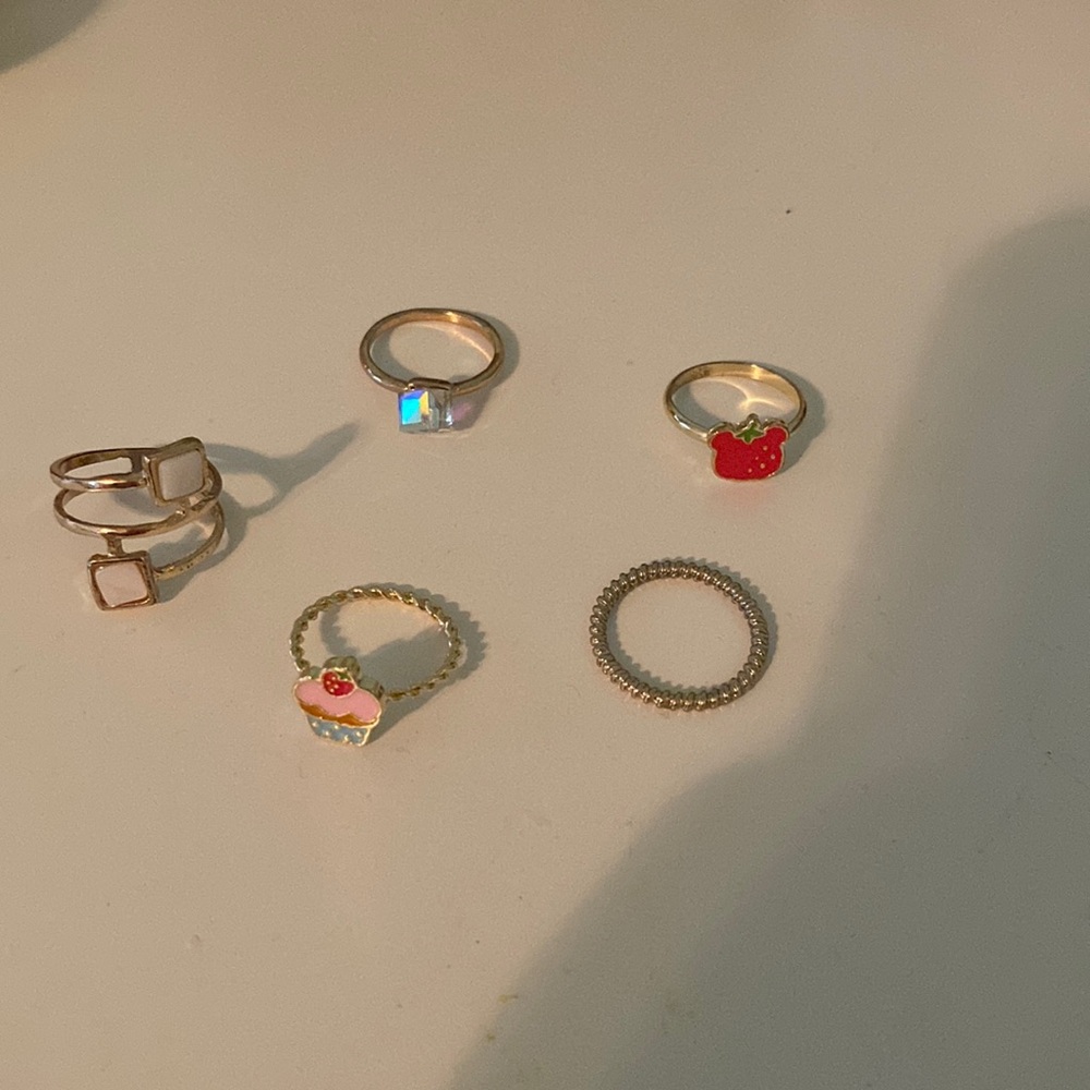 Set of 5 gold rings, various styles.